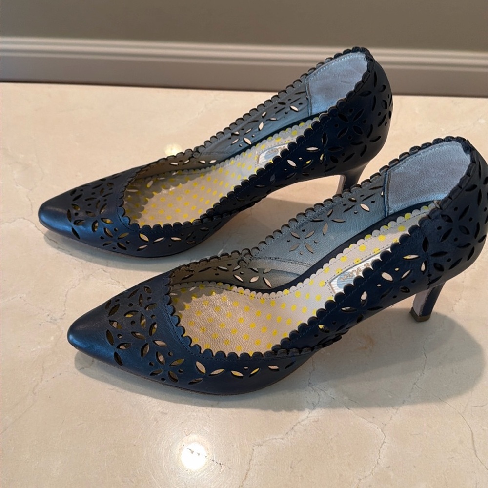 Navy Boden cutout pumps 37